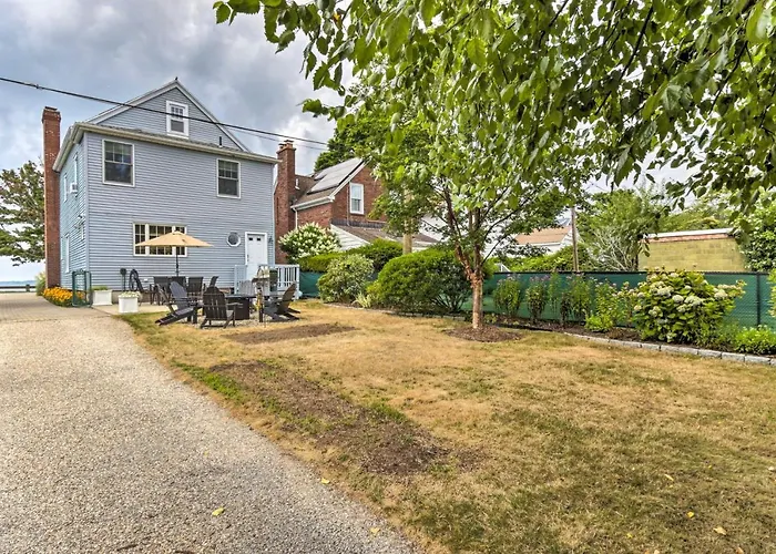 Walkable New Haven Retreat W/ Ocean Views!