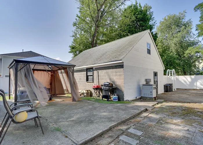11 Mi To Manhattan: Pet-Friendly Duplex W/ Yard!