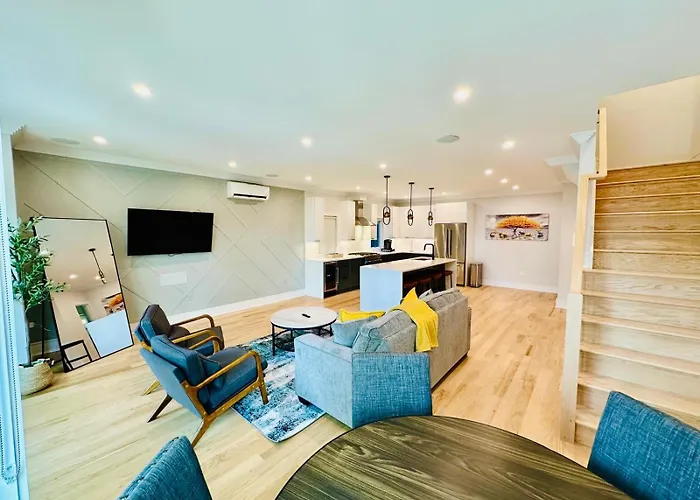 Huge 2000 Sqft Luxury & Stylish Condo Minutes To New York