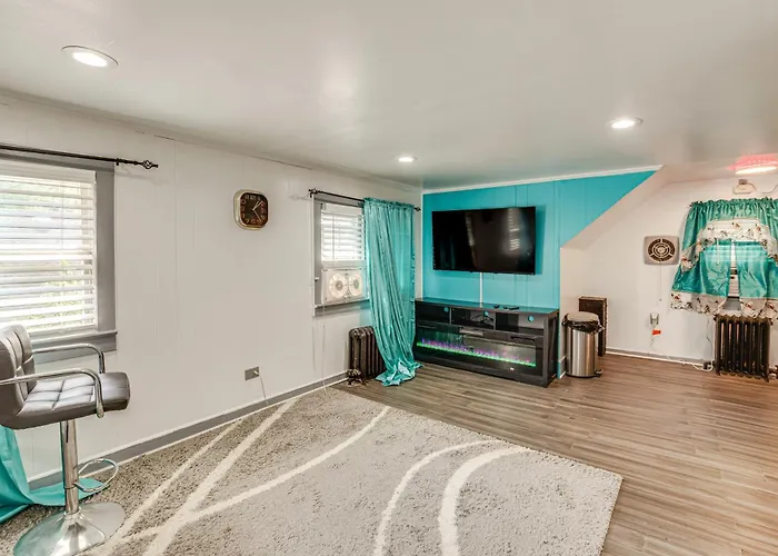 11 Mi To Manhattan: Pet-Friendly Duplex W/ Yard!