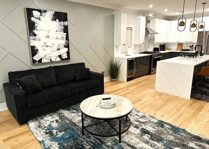 Huge 2000 Sqft Luxury & Stylish Condo Minutes To New York